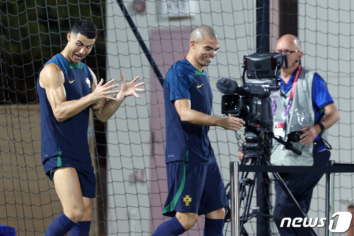 본문 이미지 - 포르투갈 축구대표팀 크리스티아누 호날두와 페페가 1일 오후&#40;현지시간&#41; 카타르 알샤하니야 스포츠클럽에 마련된 훈련장에서 대화를 나누고 있다. 2022.12.1/뉴스1 ⓒ News1 이동해 기자