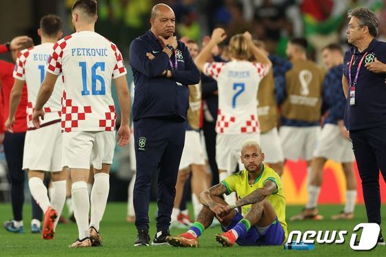 승리를 기뻐하는 크로아티아 선수단과 패배에 실망하는 네이마르. © AFP=뉴스1