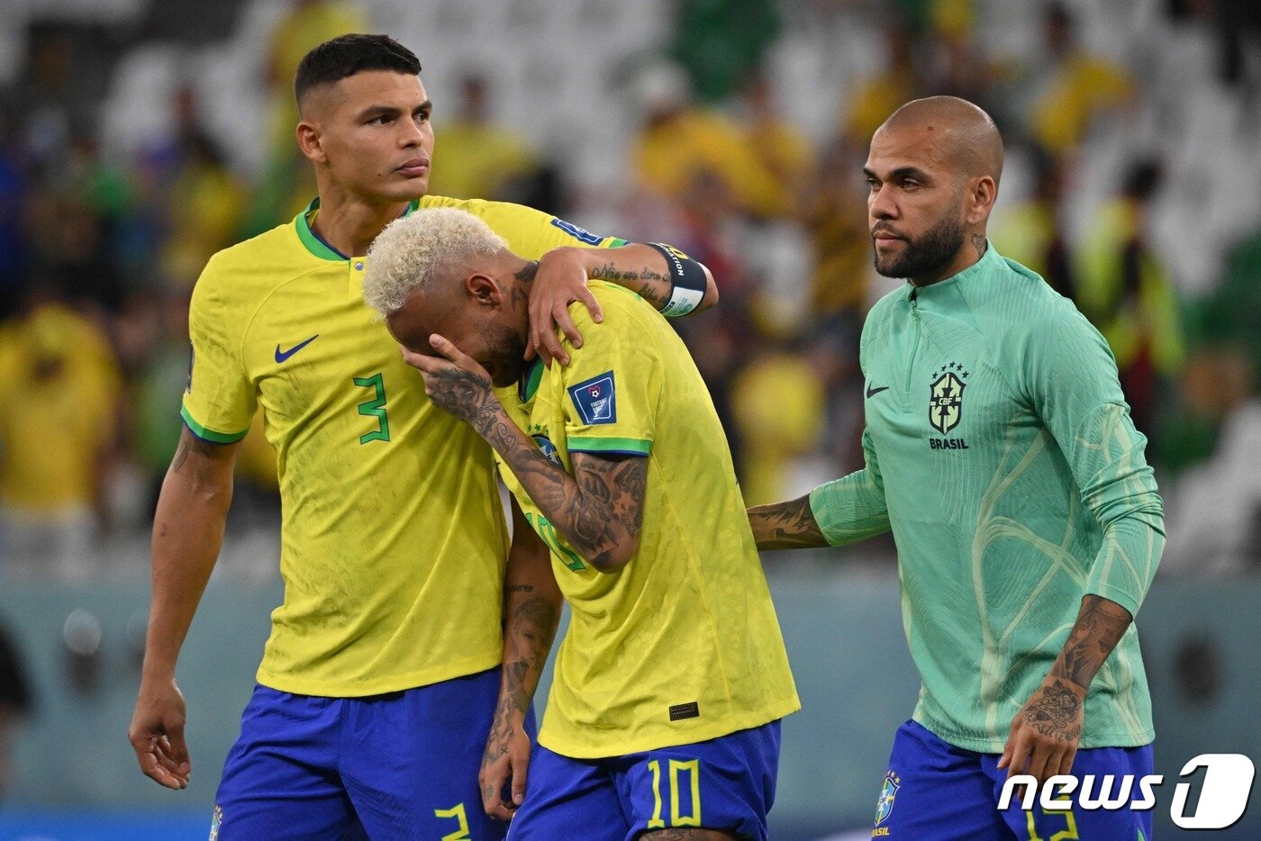 본문 이미지 - 10일(한국시간) 열린 브라질과 크로아티아의 2022 카타르월드컵 8강전 경기에서 브라질이 크로아티아에 연장 접전 끝에 승부차기에서 2-4로 패하며 4강 진출에 실패했다. 브라질 대표팀의 에이스 네이마르(파리 생제르맹) 선수가 경기 패배 후 눈물을 흘리고 있다. ⓒ AFP=뉴스1 ⓒ News1 이유진 기자
