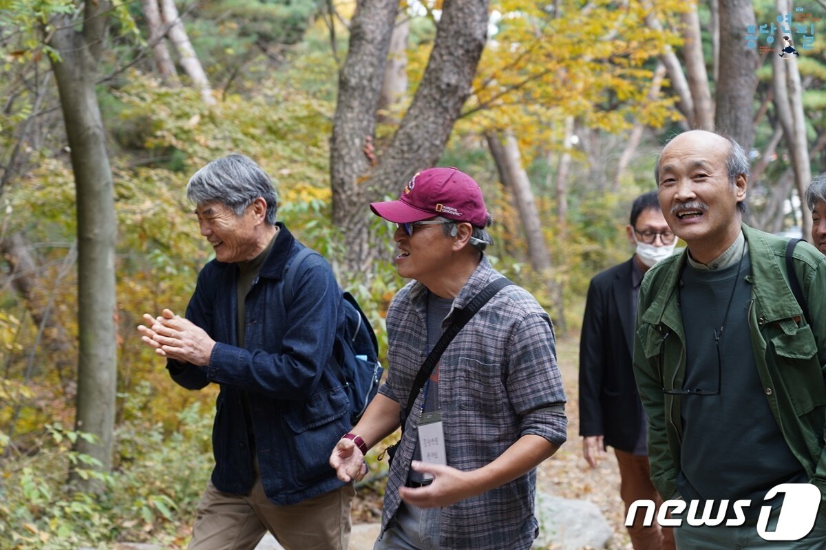 본문 이미지 - 사진 3. ‘동행’에 참가한 사람들은 강화도의 가을 풍경을 즐기며 하루를 여유롭게 보냈다. 전등사 가는 길에 뭔가 즐거운 이야기를 나누는 이철(왼쪽), 권해효(가운데), 이동석(오른쪽) (사진제공 몽당연필)