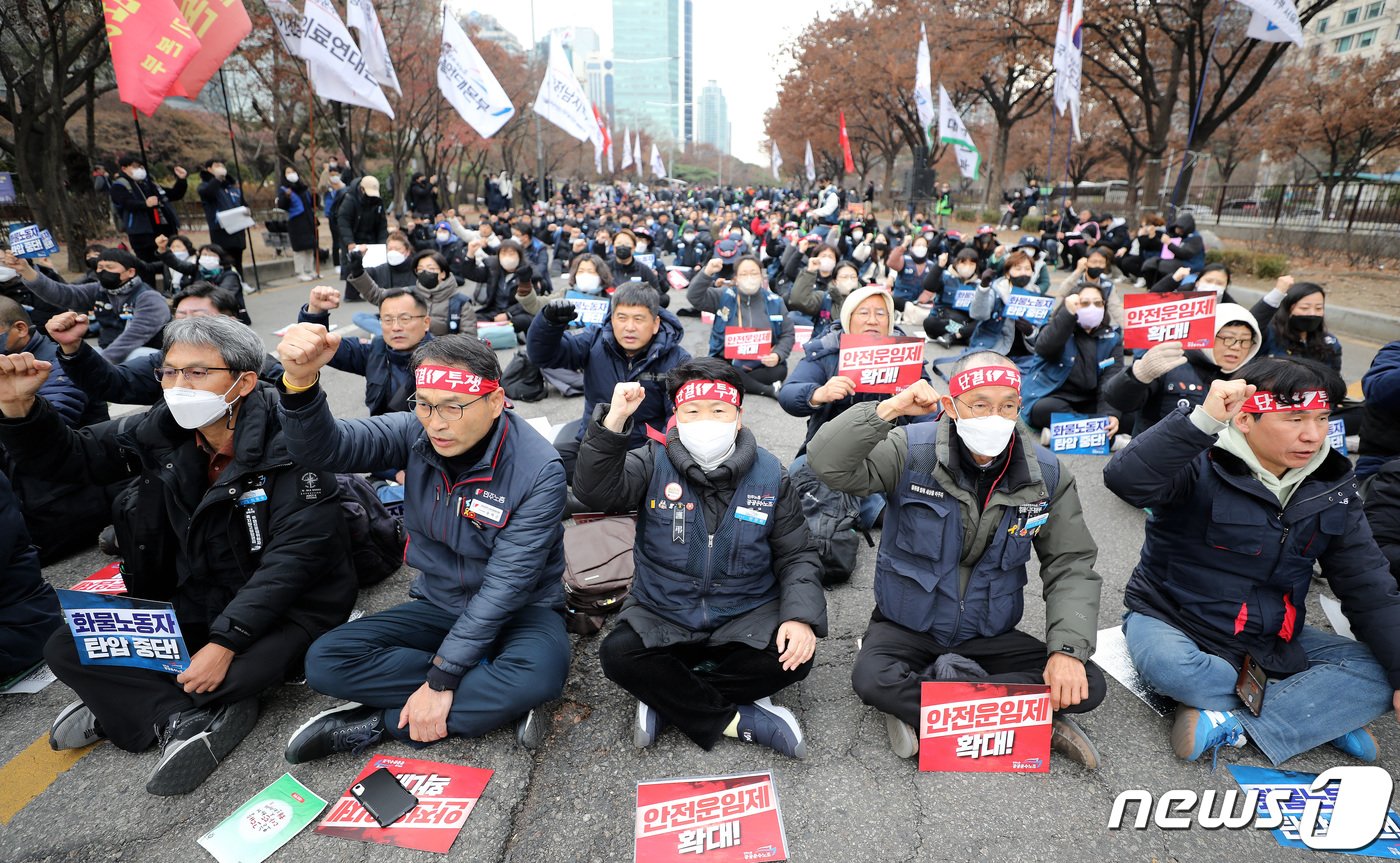 민주노총 공공운수노조 관계자들이 지난 10일 오후 서울 영등포구 여의도에서 결의대회를 갖고 안전운임제 일몰제 3년 연장안에 대한 국회의 조속한 처리를 촉구하고 있다. /뉴스1 ⓒ News1 임세영 기자