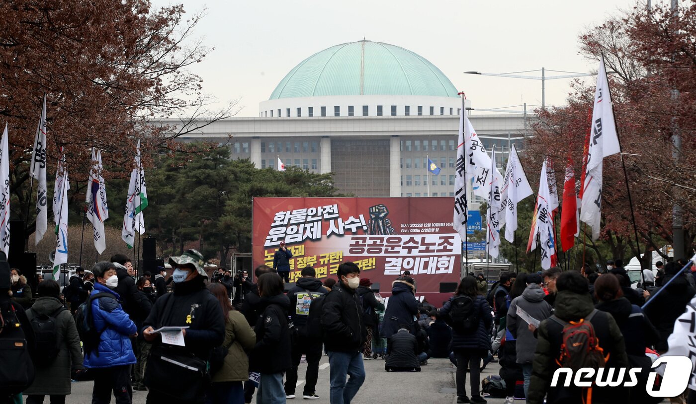 본문 이미지 - 민주노총 공공운수노조 관계자들이 10일 오후 서울 영등포구 여의도에서 결의대회를 갖고 안전운임제 일몰제 3년 연장안에 대한 국회의 조속한 처리를 촉구하고 있다./뉴스1 ⓒ News1 임세영 기자
