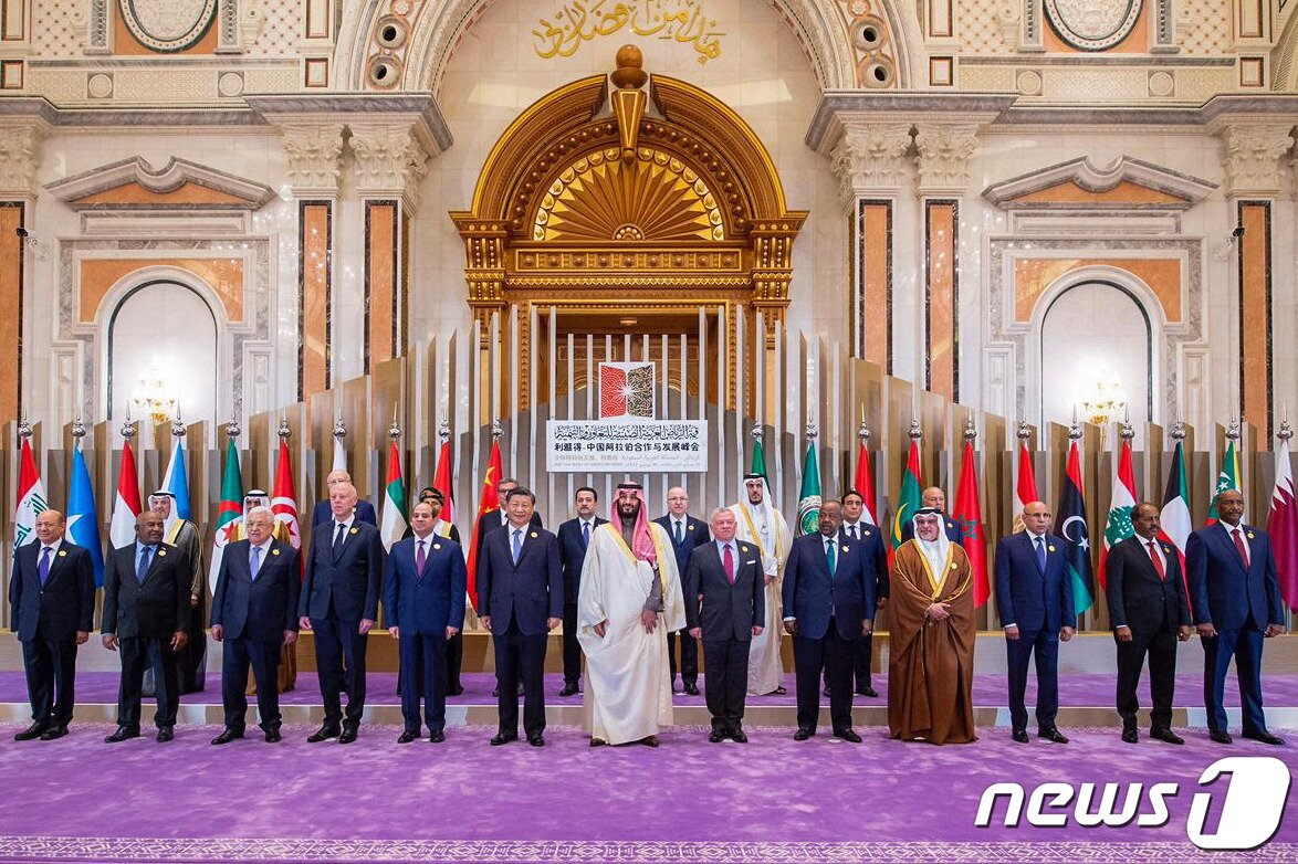 본문 이미지 - 시진핑 중국 국가주석이 지난해 12월9일(현지시간) 리야드에서 열린 중국-GCC(걸프협력회의) 정상회의서 무함마드 빈 살만 사우디아라비아 왕세자 등 참석자들과 포즈를 취하고 있다. ⓒ AFP=뉴스1 ⓒ News1 우동명 기자