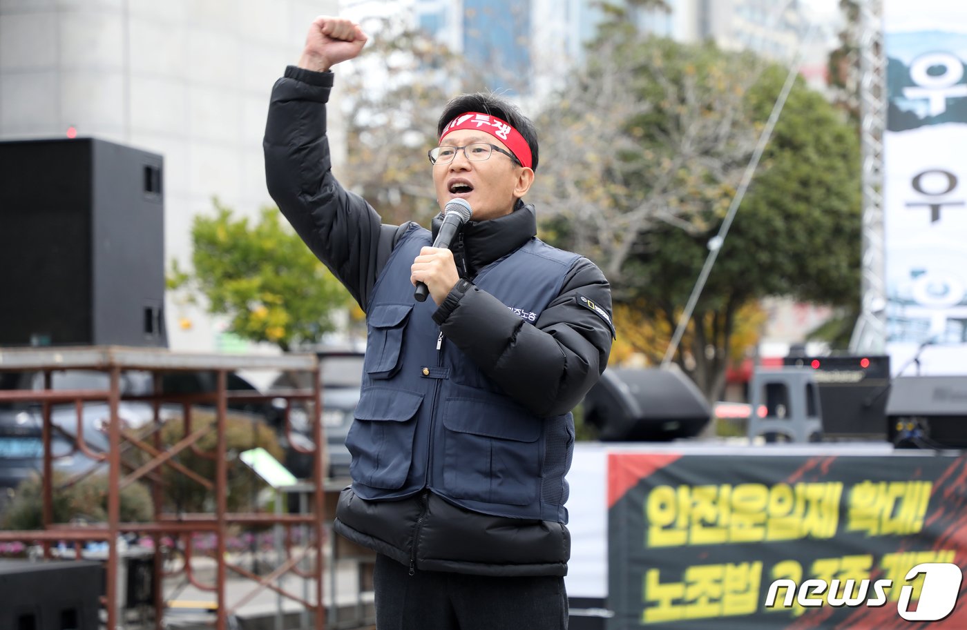 임기환 전국민주노동조합총연맹&#40;민주노총&#41; 제주지역본부장이 10일 오후 제주시청 앞에서 열린 &#39;2022 제주민중민주민생대회&#39;에서 정부를 향해 안전운임제 확대 등을 촉구하고 있다.2022.12.10/뉴스1 ⓒ News1 오미란 기자