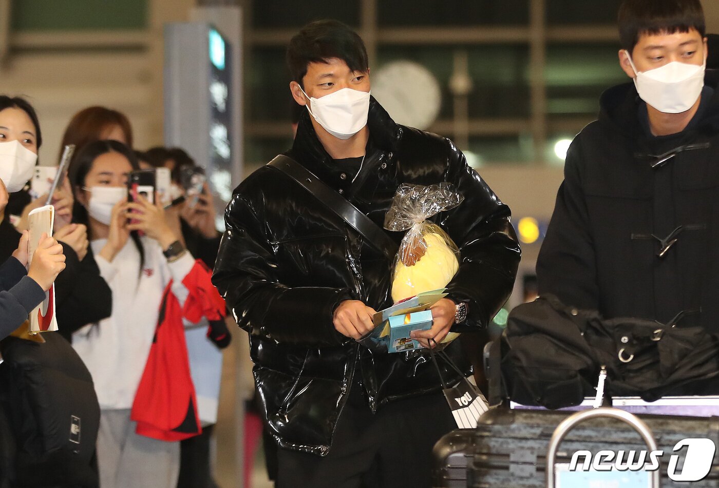 본문 이미지 - 황희찬(울버햄튼)이 10일 오후 인천국제공항을 통해 출국하며 팬들에게 인사를 하고 있다. ⓒ News1