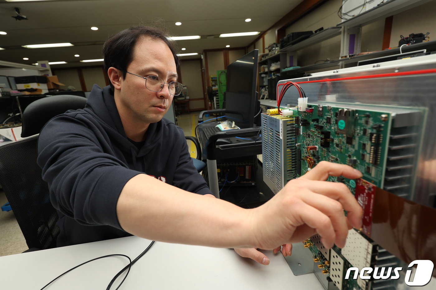 본문 이미지 - ETRI 연구진이 오픈랜 기반의 개방형 5G 기지국 무선장치를 실험하고 있다. (ETRI 제공) /뉴스1