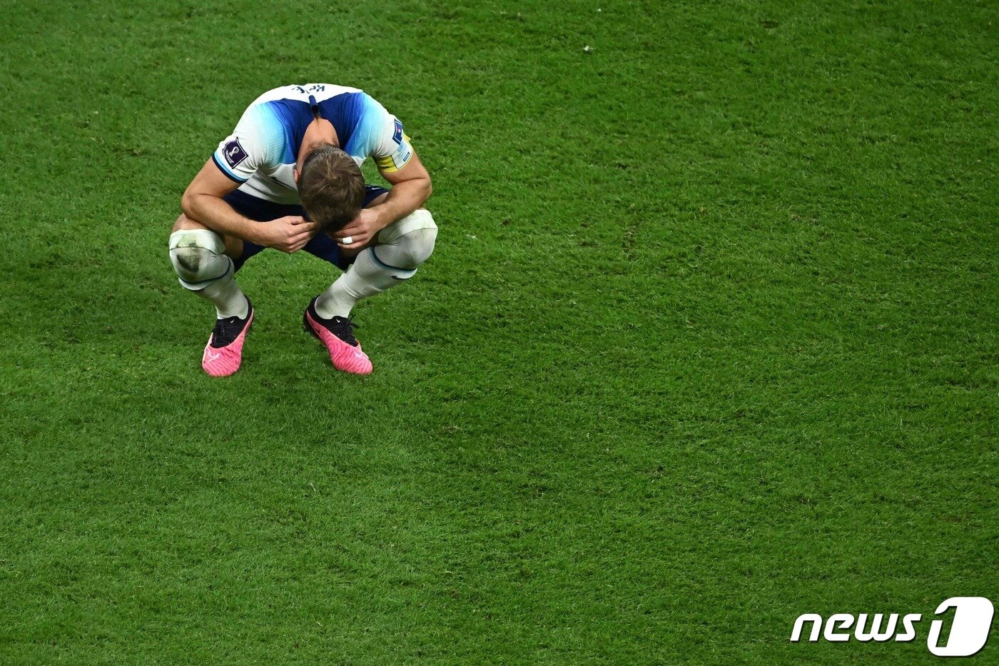 본문 이미지 - 프랑스전 패배 이후 고개를 숙인 해리 케인 ⓒ AFP=뉴스1