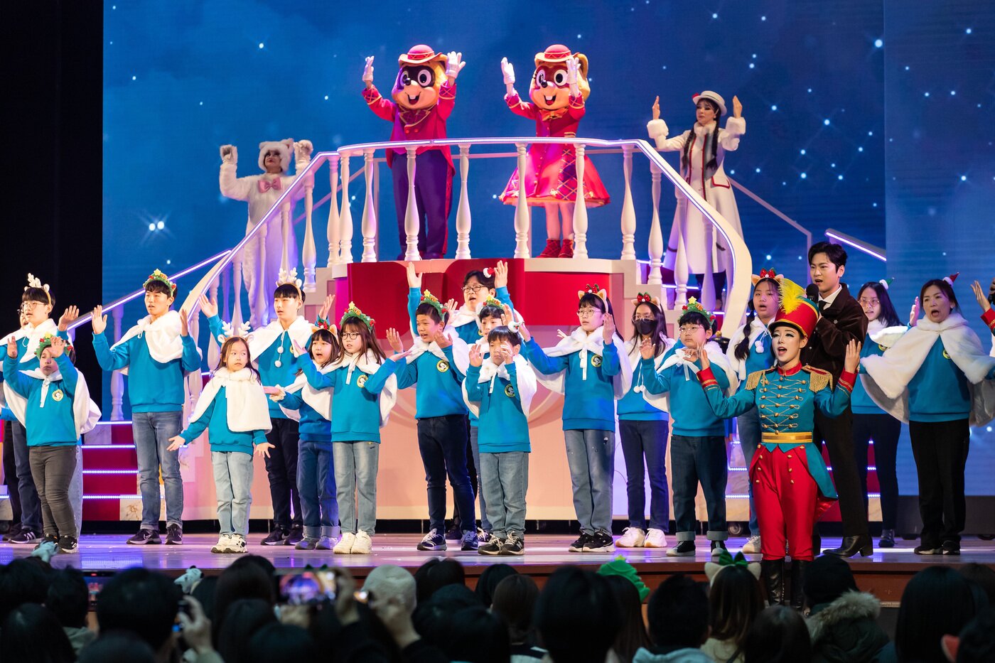 본문 이미지 - 합동 공연 펼친 크로스오버 그룹 라포엠(롯데월드 제공) 