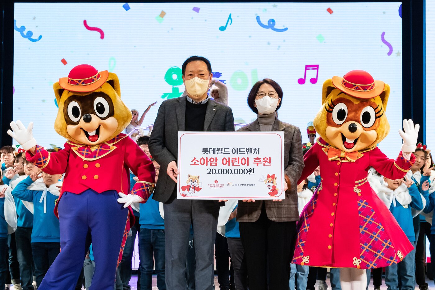 본문 이미지 - 왼쪽부터 롯데월드 최홍훈 대표이사와 허인영 한국백혈병소아암협회 사무총장이 기념사진을 찍고 있다.(롯데월드 제공) 