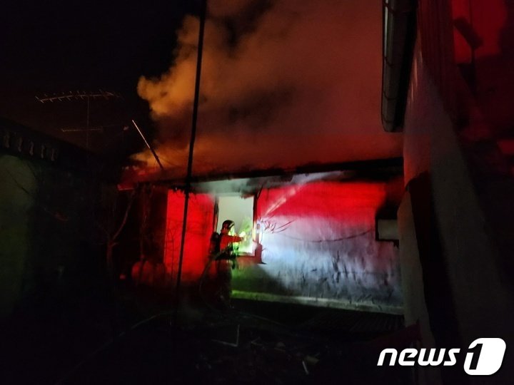 11일 오전 2시20분쯤 충북 단양군 매포읍 가평리 한 단독주택에서 불이  났다. &#40;충북소방본부 제공&#41; 