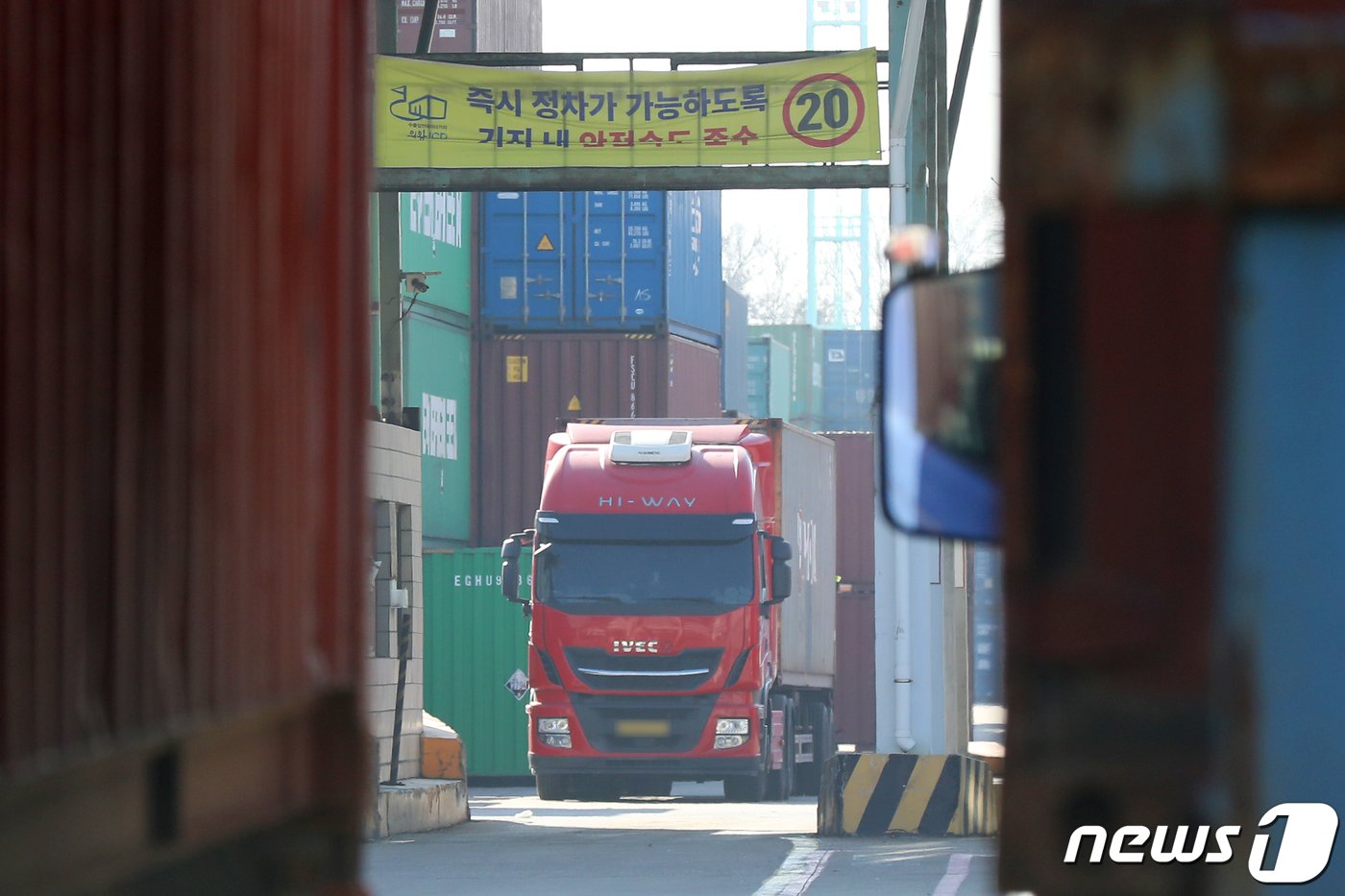 본문 이미지 - 민주노총 공공운수노조 화물연대본부&#40;화물연대&#41;가 총파업을 철회한지 사흘째를 맞는 11일 경기 의왕시 내륙컨테이너기지&#40;ICD&#41;에서 화물차량이 운행에 나서고 있다.  2022.12.11/뉴스1 ⓒ News1 민경석 기자
