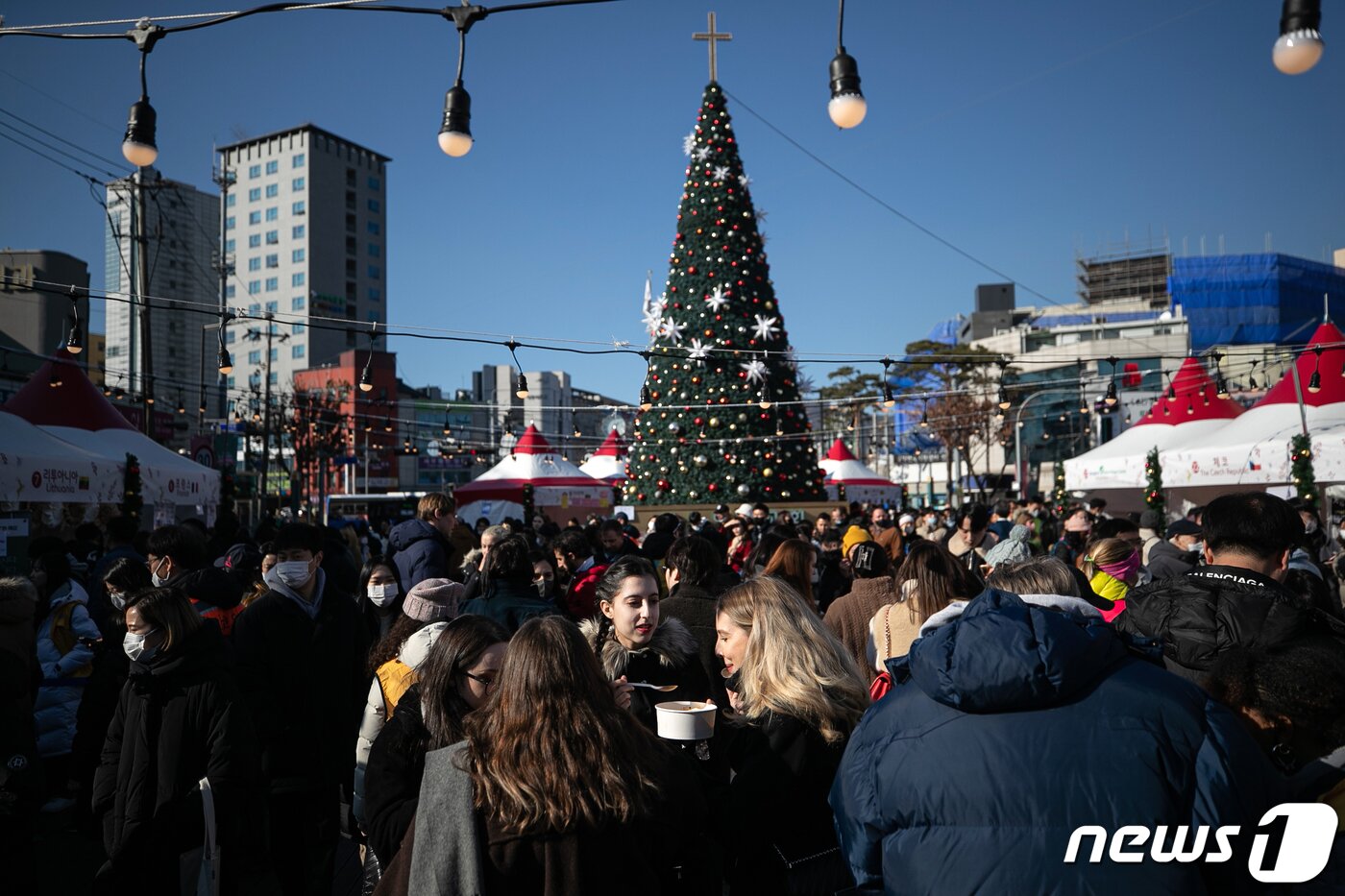 본문 이미지 - 서울 성북구 성북천 분수마루에서 열린 '제11회 유러피언 크리스마스 마켓'이 관람객들로 붐비고 있다. (뉴스1 DB) ⓒ News1 이승배 기자