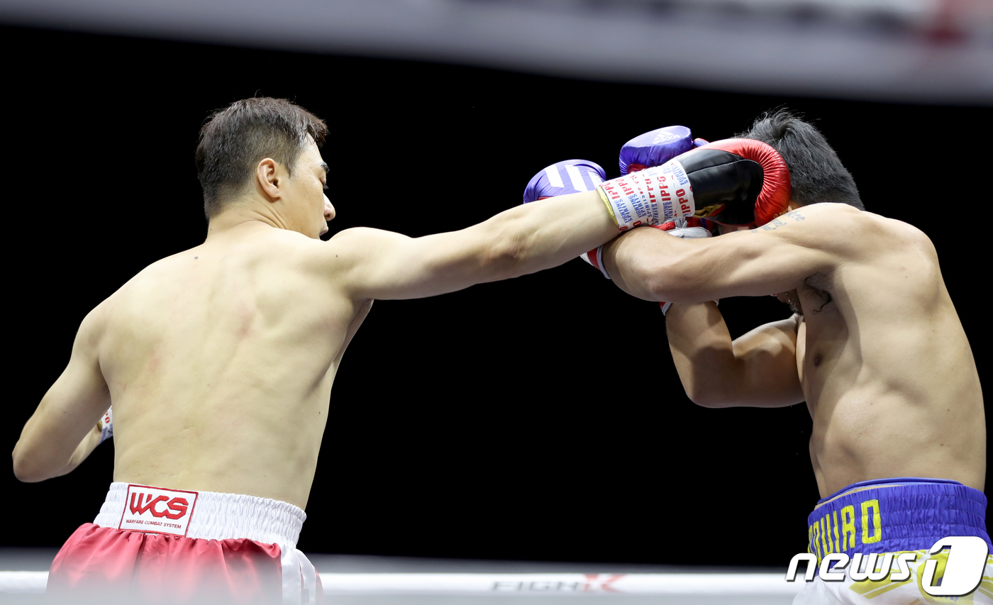 (고양=뉴스1) 장수영 기자 = 11일 경기 고양시 킨텍스에서 열린 '파퀴아오 VS D.K.Yoo(유대경) 스페셜 매치' 중 유대경이 파퀴아오의 안면에 펀치를 적중하고 있다. 20 …