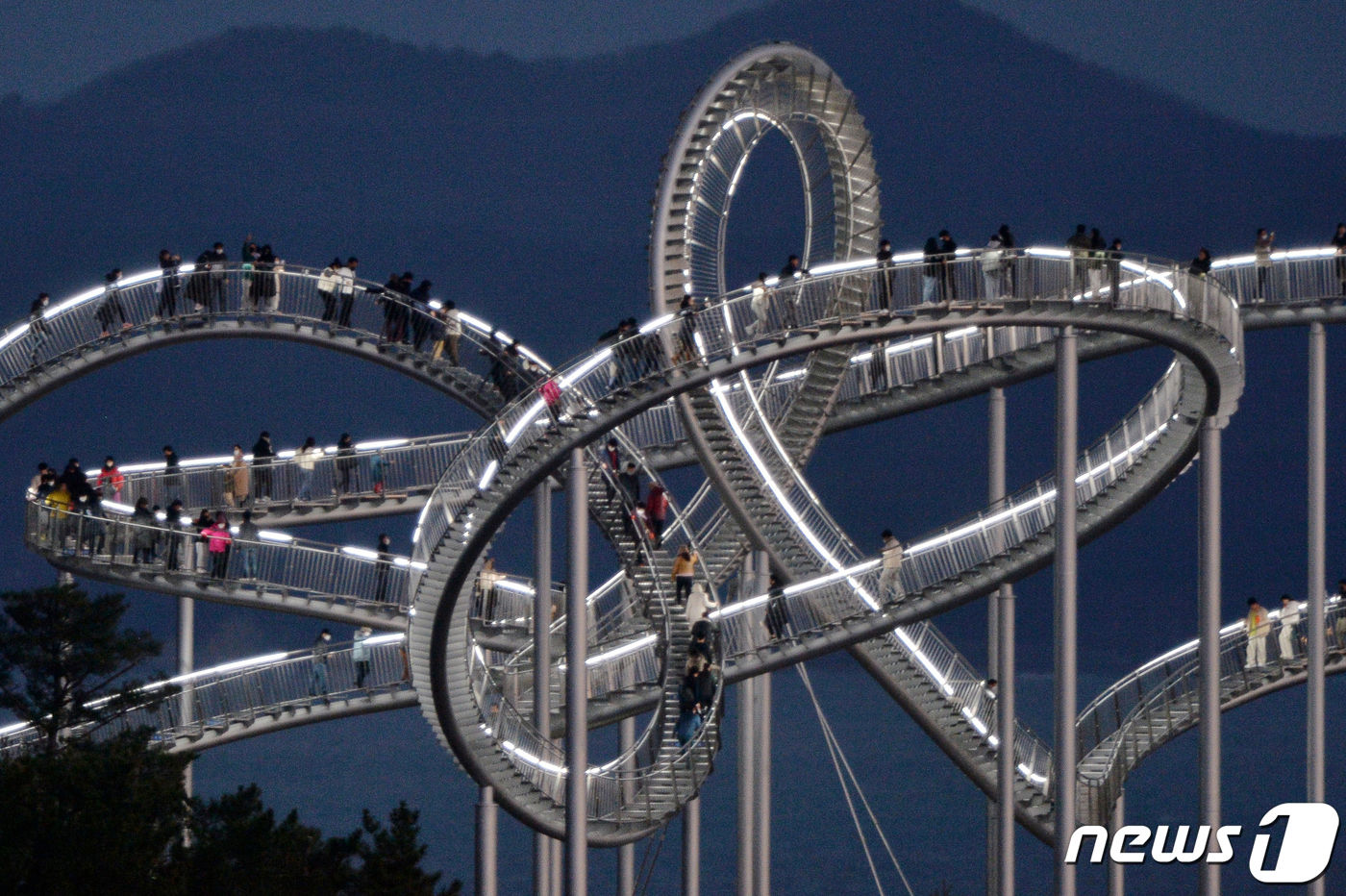 (포항=뉴스1) 최창호 기자 = 11일 오후 경북 포항시 관광랜드마크인 북구 환여동 스페이스워크를 찾은 관광객들이 휴일 오후를 보내고 있다.2022.12.11/뉴스1