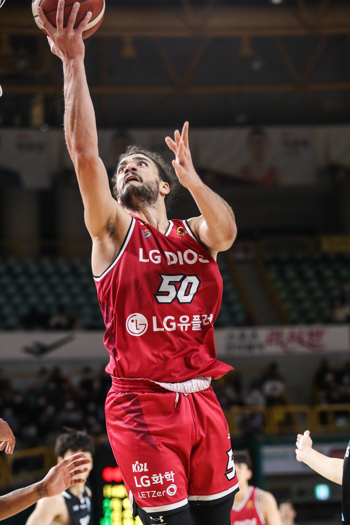 본문 이미지 - LG 마레이가 11일 창원체육관에서 열린 삼성과 경기에서 슛을 하고 있다.(KBL 제공)