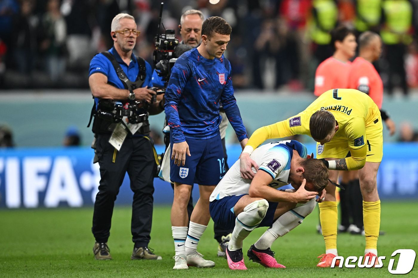 본문 이미지 - 프랑스전 패배 이후 괴로워하고 있는 해리 케인을 동료들이 다독이고 있다. ⓒ AFP=뉴스1