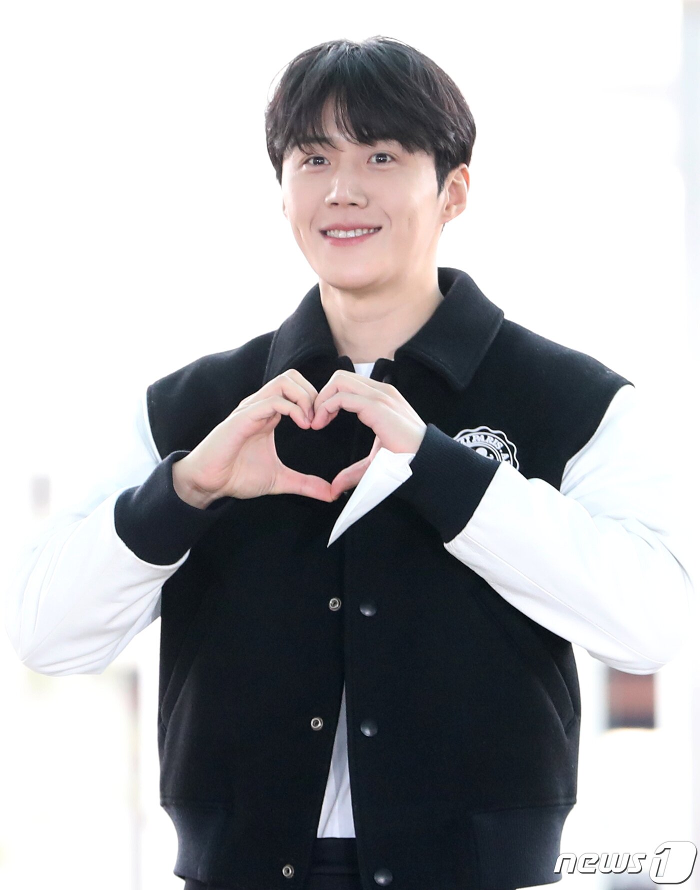 본문 이미지 - 배우 김선호가 12일 오전 아시아 아티스트 어워즈(AAA) 참석 차 일본 나고야로 출국하기 위해 인천공항에 도착해 환호하는 팬에게 하트를 그리고 있다. ⓒ News1 권현진 기자