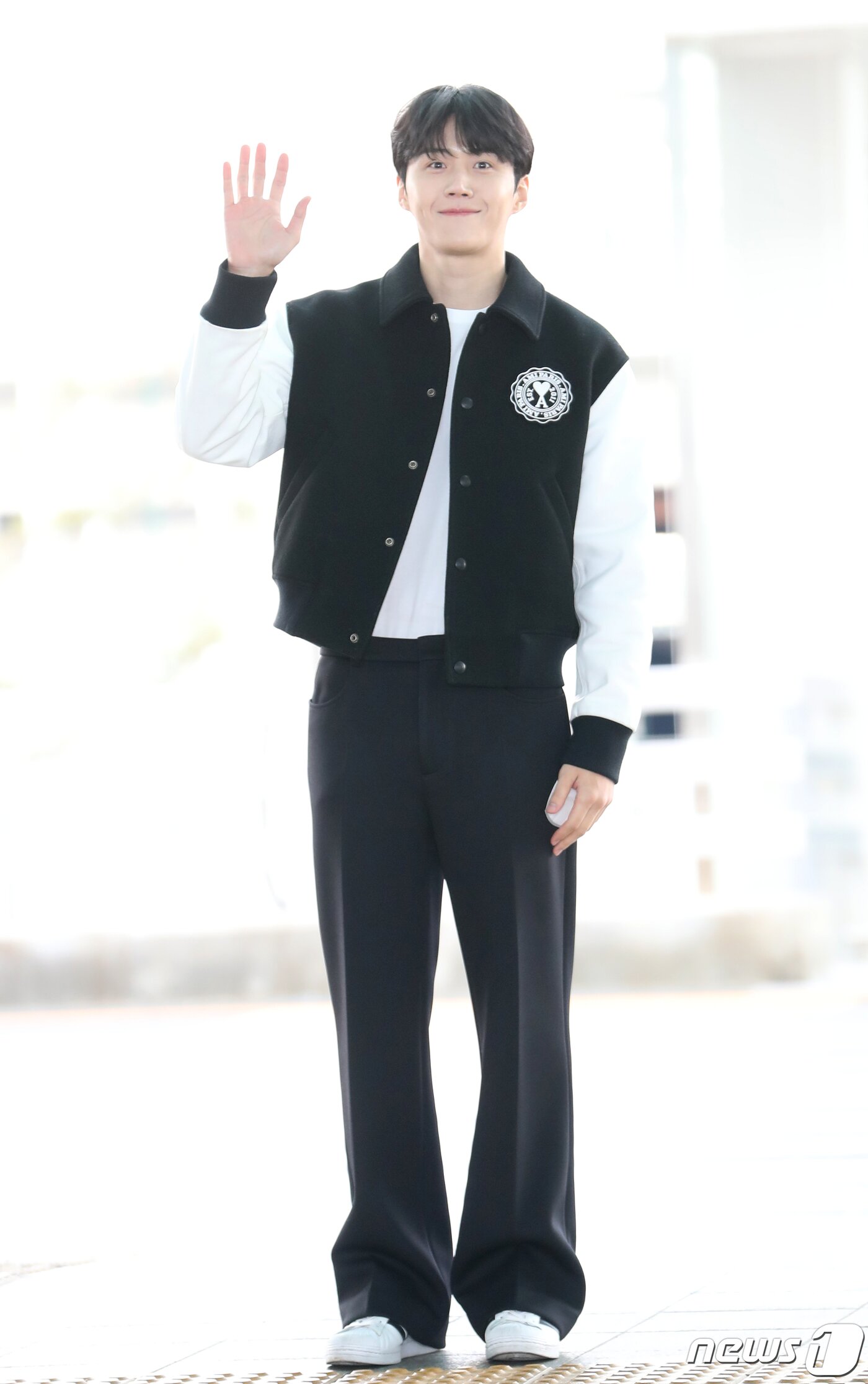 본문 이미지 - 배우 김선호가 12일 오전 아시아 아티스트 어워즈(AAA) 참석차 일본 나고야로 출국하기 위해 인천공항에 도착해 손 인사를 하고 있다. ⓒ News1 권현진 기자