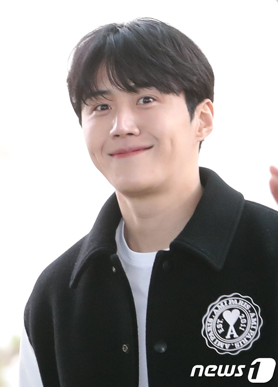 본문 이미지 - 배우 김선호가 12일 오전 아시아 아티스트 어워즈(AAA) 참석차 일본 나고야로 출국하기 위해 인천공항에 도착해 근사한 보조개 미소를 짓고 있다. ⓒ News1 권현진 기자