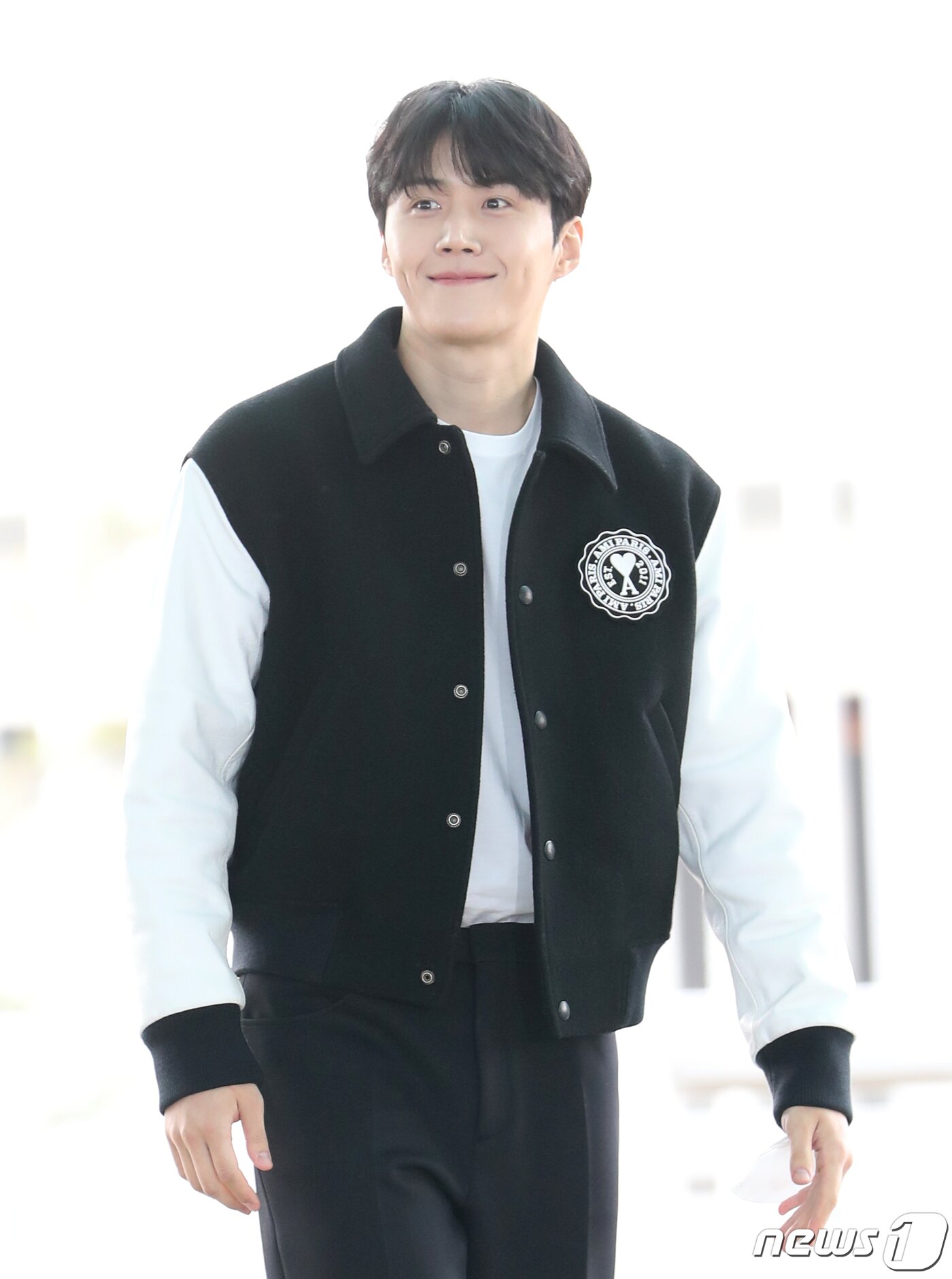 본문 이미지 - 배우 김선호가 12일 오전 아시아 아티스트 어워즈(AAA) 참석차 일본 나고야로 출국하기 위해 인천공항에 도착해 백만불짜리 보조개 미소를 짓고 있다. ⓒ News1 권현진 기자