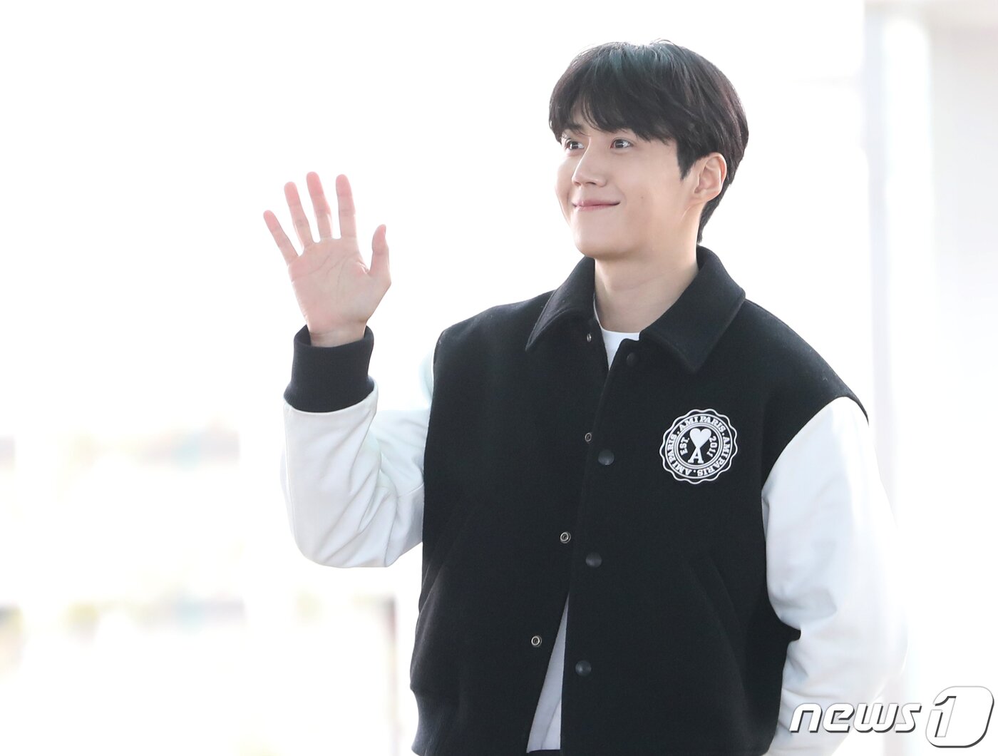 본문 이미지 - 배우 김선호가 12일 오전 아시아 아티스트 어워즈(AAA) 참석차 일본 나고야로 출국하기 위해 인천공항에 도착해 달콤한 손 인사를 하고 있다. ⓒ News1 권현진 기자