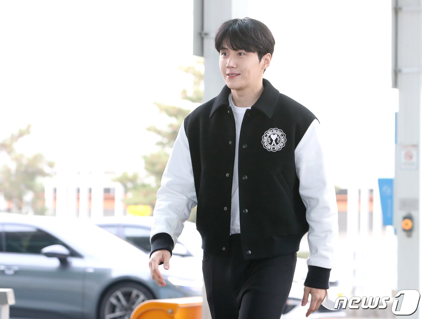 본문 이미지 - 배우 김선호가 12일 오전 아시아 아티스트 어워즈(AAA) 참석차 일본 나고야로 출국하기 위해 인천공항에 도착해 출국장으로 이동하고 있다. ⓒ News1 권현진 기자