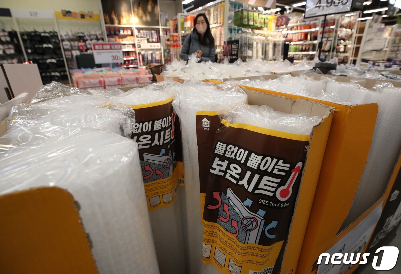 본문 이미지 - 서울 시내 마트에 난방용품이 진열돼있는 모습. 2022.12.12/뉴스1 ⓒ News1 김민지 기자