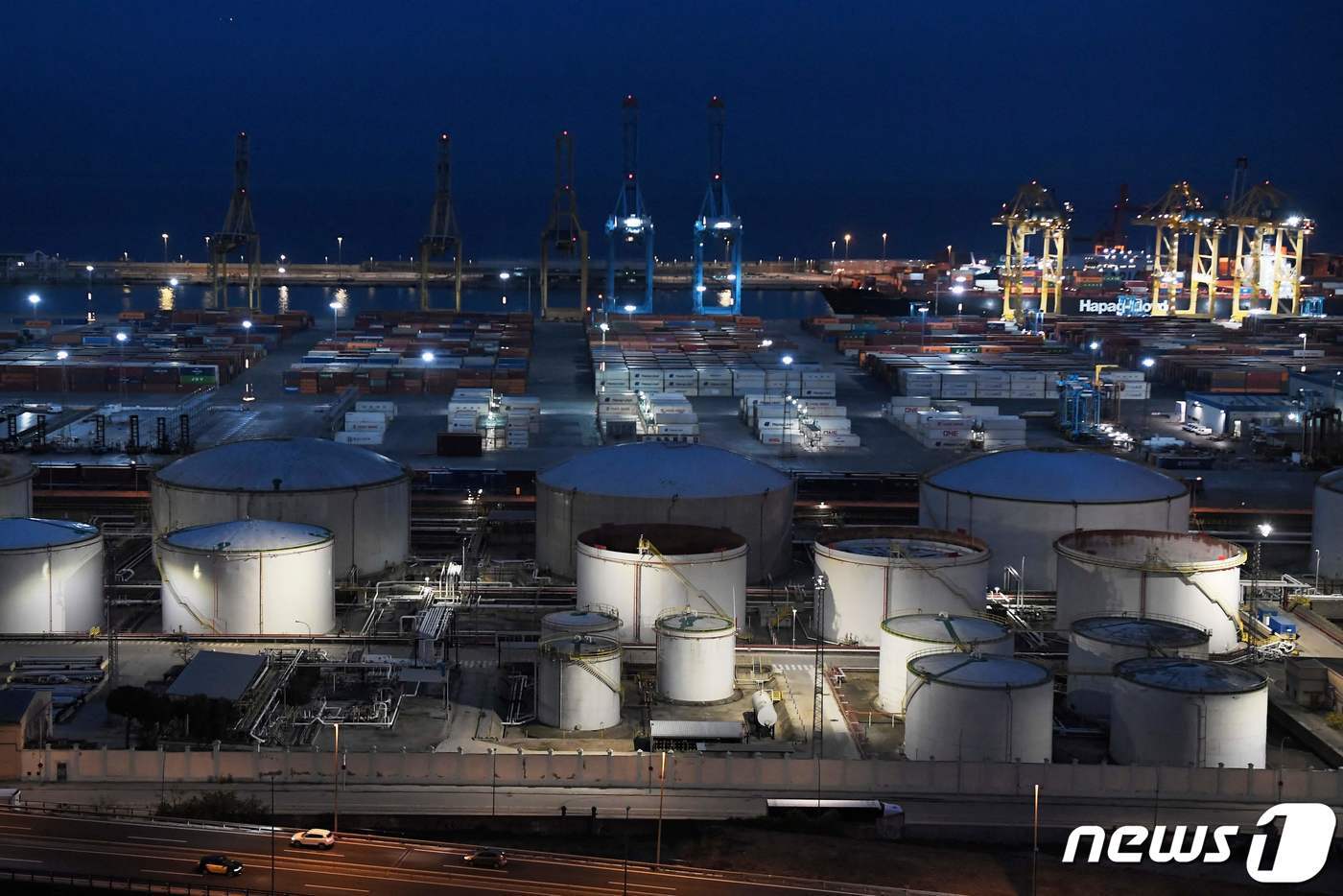 본문 이미지 - 러시아의 우크라이나 침공으로 많은 유럽 국가들이 에너지 수급에 어려움을 겪는 가운데 11일(현지시간) 스페인 바르셀로나 소재 액화천연가스(LNG) 항만 터미널에 위치한 에나가스사(社)의 LNG 저장 탱크의 모습이다. ⓒ AFP=뉴스1 ⓒ News1 김성식 기자