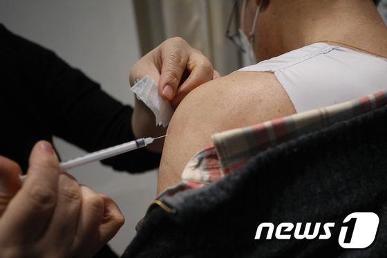 서울의 한 의원에서 의료진이 신종 코로나바이러스 감염증(코로나19) 2가백신을 접종하고 있는 모습. 뉴스1 © News1 안은나 기자