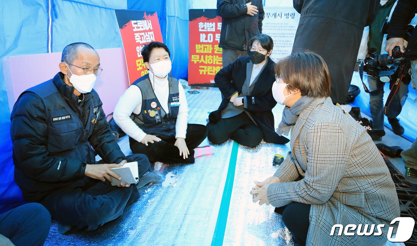 본문 이미지 - 박진 국가인권위원회 사무총장이 12일 오후 서울 여의도 국회 앞에 마련된 공공운수노조 화물연대본부 농성장을 찾아 현정희 공공운수노조 위원장, 이봉주 화물연대본부 위원장과 대화하고 있다. 2022.12.12/뉴스1 ⓒ News1 구윤성 기자