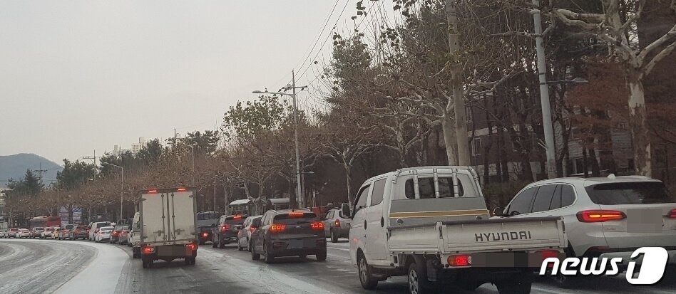 본문 이미지 - 6일 오전 충북 청주시에 눈이 내렸으나 제설이 제대로 되지 않으면서 출근길 정체가 이어졌다.(독자 제공).2022.12.6/뉴스1