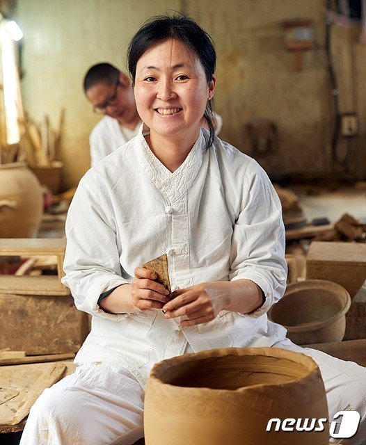 여주시 제2호 성형분야 도예기능장에 선정된 정영락 작가.&#40;여주시 제공&#41;