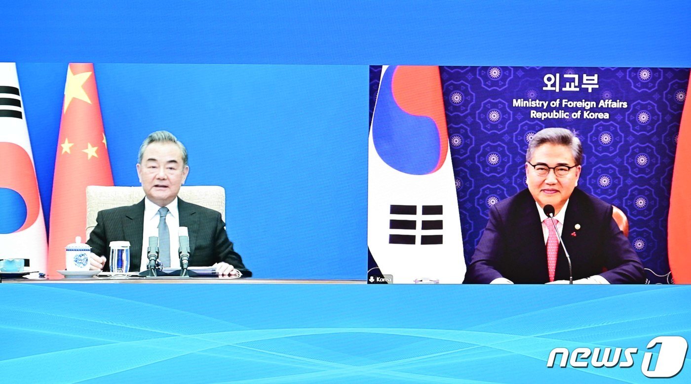 본문 이미지 - 박진 외교부 장관이 12일 서울 종로구 외교부에서 왕이 중국 외교부장과 화상 한중 외교장관 회담을 하고 있다. (외교부 제공) 2022.12.12/뉴스1 ⓒ News1 신웅수 기자