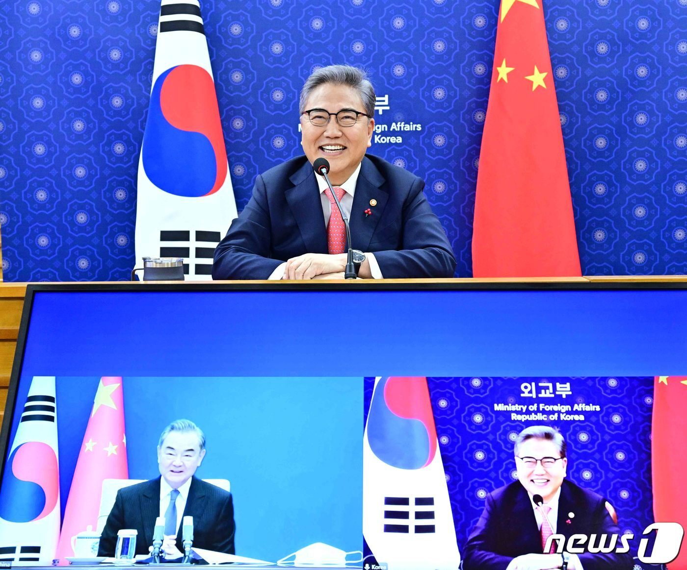 본문 이미지 - 박진 외교부 장관이 12일 서울 종로구 외교부에서 왕이 중국 외교부장과 화상 한중 외교장관 회담을 하고 있다. (외교부 제공) 2022.12.12/뉴스1 ⓒ News1 신웅수 기자