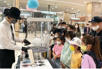 본문 이미지 - 이세희씨가 리버클래시와 롯데몰에서 협업하고 있는 모습&#40;청년재단 제공&#41;