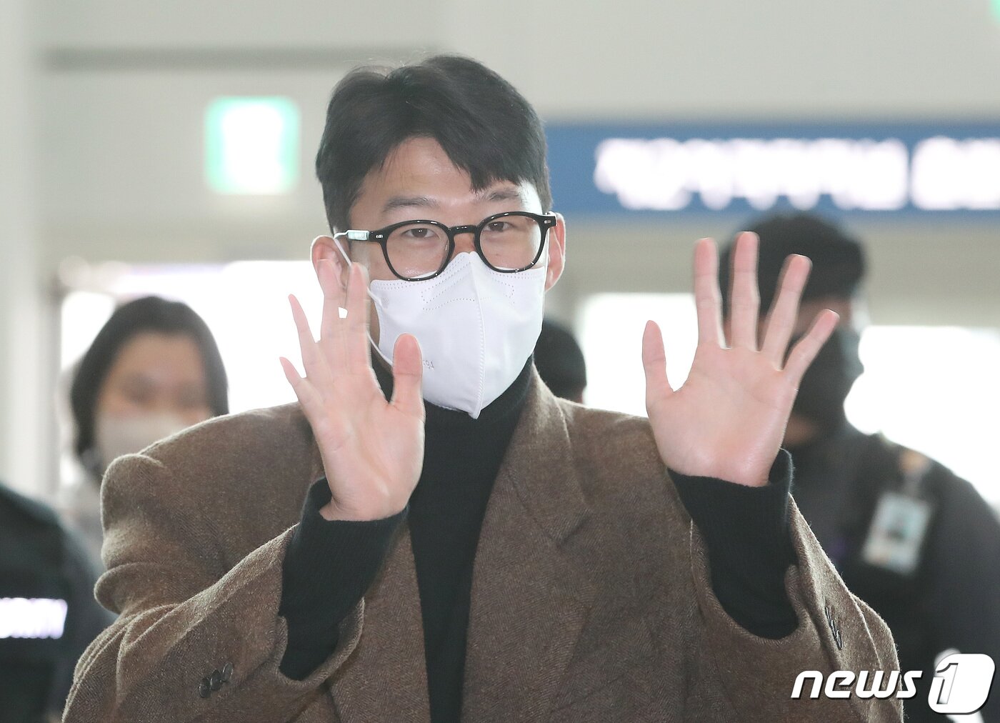 본문 이미지 - 손흥민(토트넘 홋스퍼)이 13일 오전 인천국제공항을 통해 런던으로 출국하며 팬들을 향해 인사하고 있다. 2022.12.13/뉴스1 ⓒ News1 김민지 기자