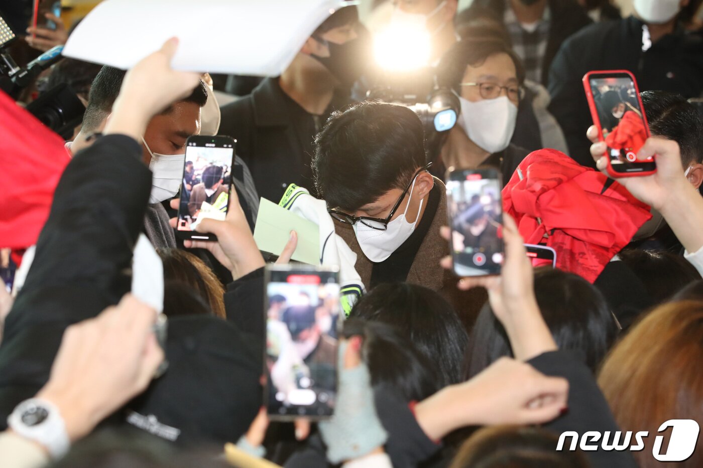 본문 이미지 - 손흥민(토트넘 홋스퍼)이 13일 오전 인천국제공항을 통해 런던으로 출국하며 팬들에게 사인을 해주고 있다. 2022.12.13/뉴스1 ⓒ News1 김민지 기자