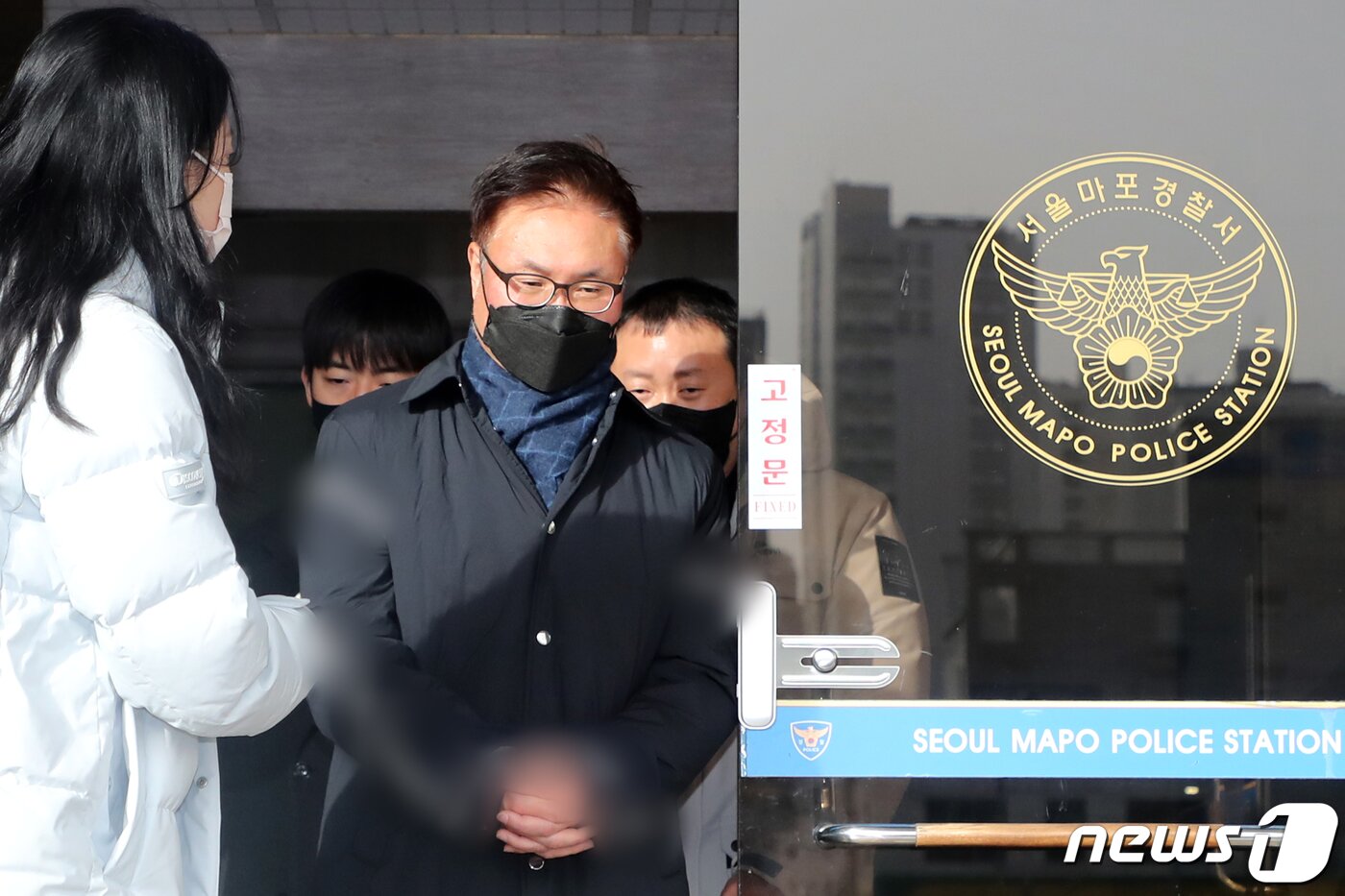 본문 이미지 - '이태원 참사' 관련 증거인멸교사 혐의를 받고 있는 박성민 전 서울경찰청 정보부장이 13일 오전 서울 마포경찰서에서 검찰로 송치되고 있다. 2022.12.13/뉴스1 ⓒ News1 황기선 기자