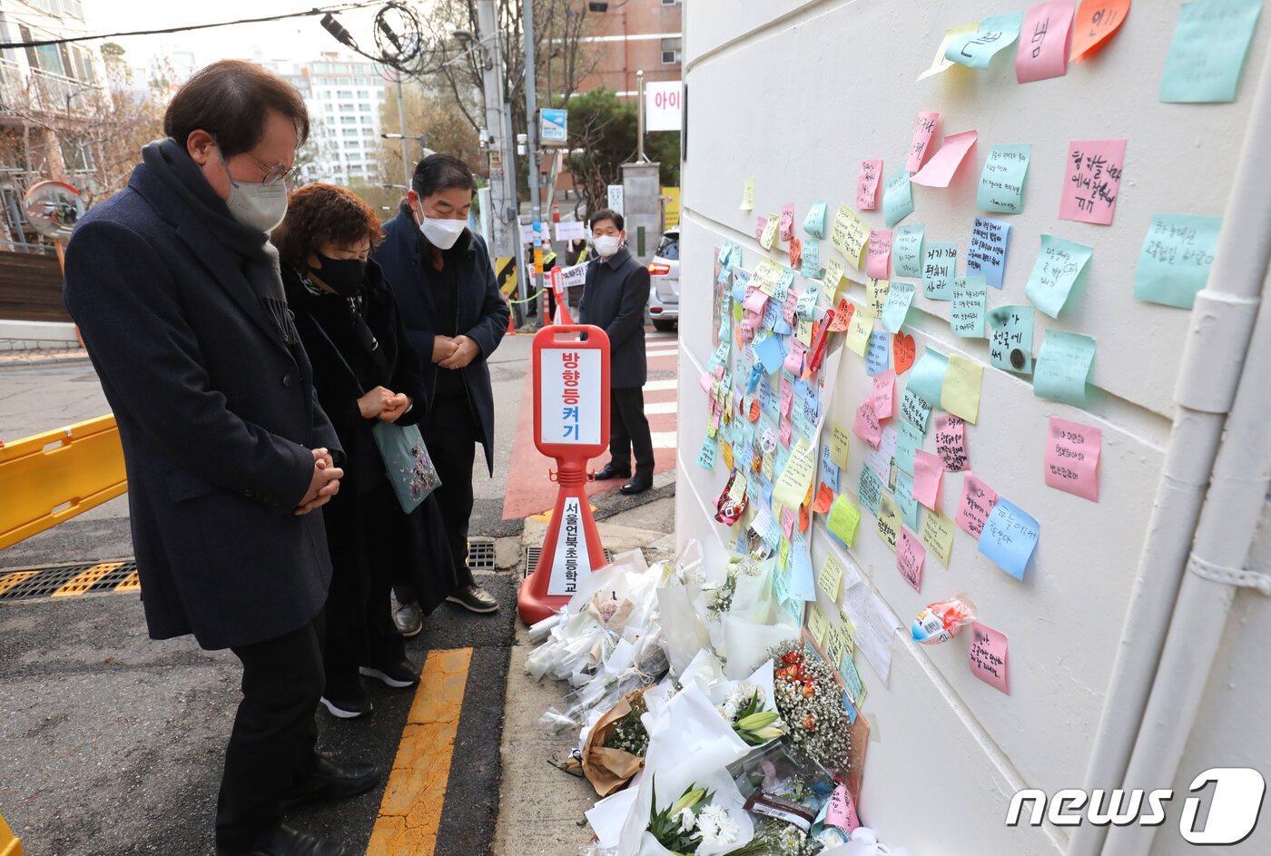 본문 이미지 - 조희연 서울시교육감이 13일 서울 강남구 언북초등학교 앞에 마련된 어린이보호구역(스쿨존)에서 음주 운전 차량에 치어 숨진 초등학생을 기리는 추모 공간에서 묵념을 하고 있다. 2022.12.13/뉴스1 ⓒ News1 송원영 기자