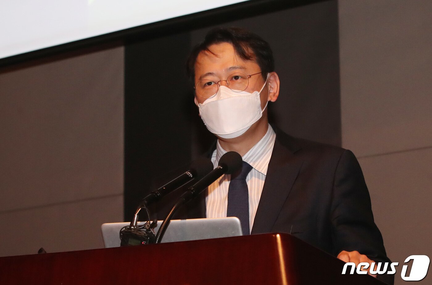 본문 이미지 - 박상근 신라젠 전무가 13일 오전 서울 중구 태평로 한국프레스센터에서 열린 신라젠 기업설명회에서 발표를 하고 있다. 2022.12.13/뉴스1 ⓒ News1 임세영 기자