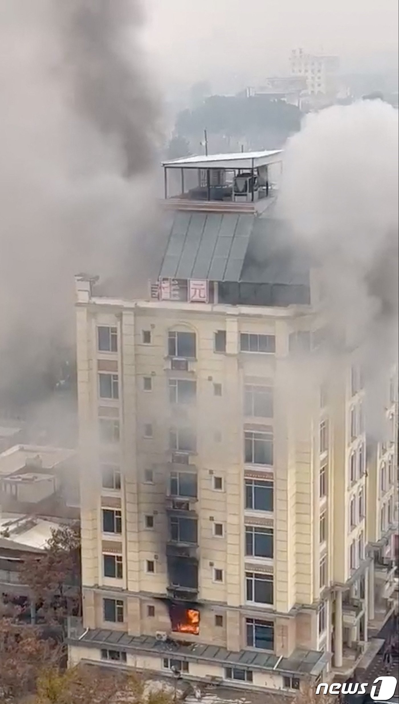 본문 이미지 - 12일&#40;현지시간&#41; 중국 사업가들이 자주 찾는다는 아프가니스탄 수도 카불에 위치한 한 호텔에서 무장 괴한에 의한 무차별 총격 사건이 발생해 최소 21명 사상자가 발생했다. 이슬람국가&#40;IS&#41;는 이번 사건을 자신들 소행이라고 주장하고 있다. 2022.12.12 ⓒ 로이터=뉴스1 ⓒ News1 정윤미 기자