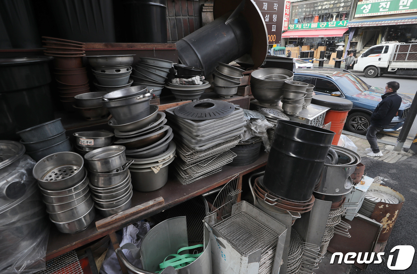 (서울=뉴스1) 구윤성 기자 = 13일 서울 중구 황학동 주방거리가 중고 주방기구들이 쌓여 있다.전국경제인연합회가 시장조사 전문기관인 모노리서치에 의뢰해 자영업자 500명을 대상으 …