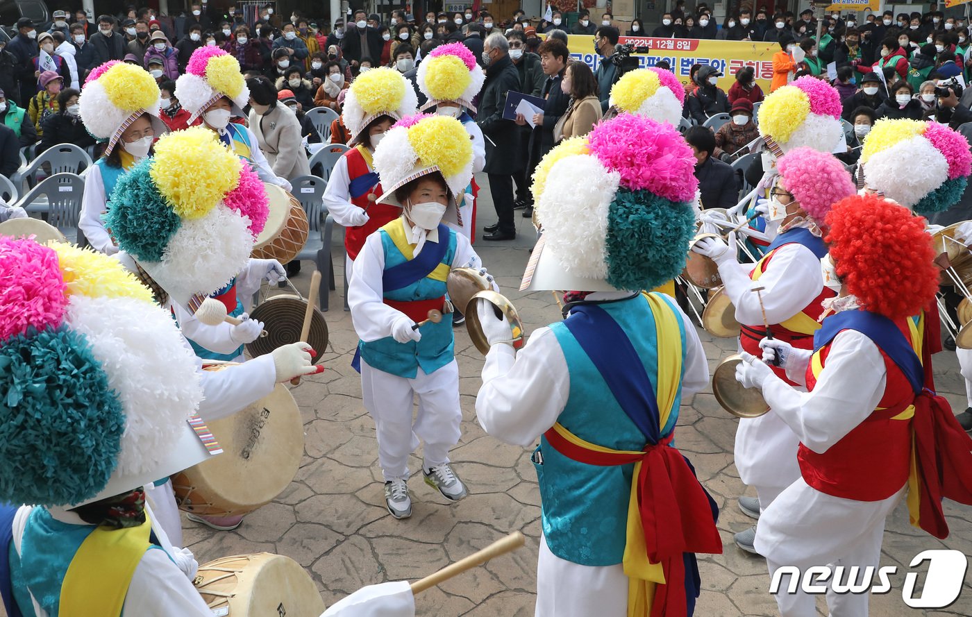 13일 오전 경북 군위군 군위전통시장에서 열린 &#39;대구편입법 국회통과 기념 군민 한마당&#39; 행사에서 효령풍물단이 흥을 돋우고 있다. 2022.12.13/뉴스1 ⓒ News1 공정식 기자