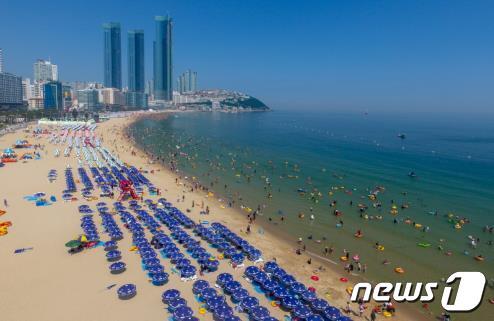 본문 이미지 - ‘한국관광 100선’에 선정된 해운대해수욕장 전경(부산시청 제공) 
