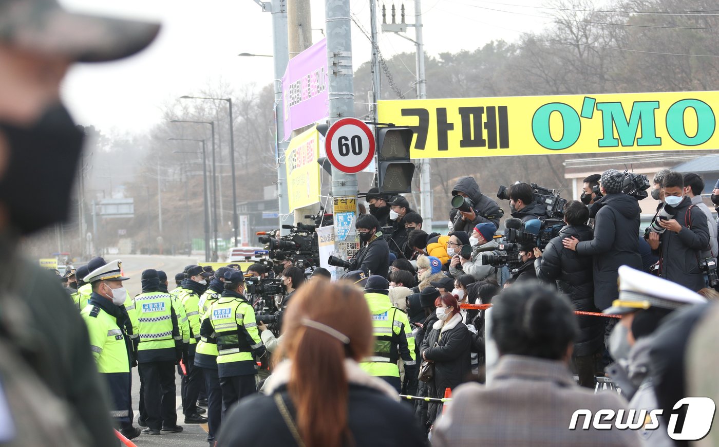 본문 이미지 - 방탄소년단(BTS) 진이 입대했던 2022년 12월 13일 경기도 연천군 육군 5사단 신병교육대 앞. 진은 오는 6월 전역한다. 2022.12.13/뉴스1 ⓒ News1 권현진 기자