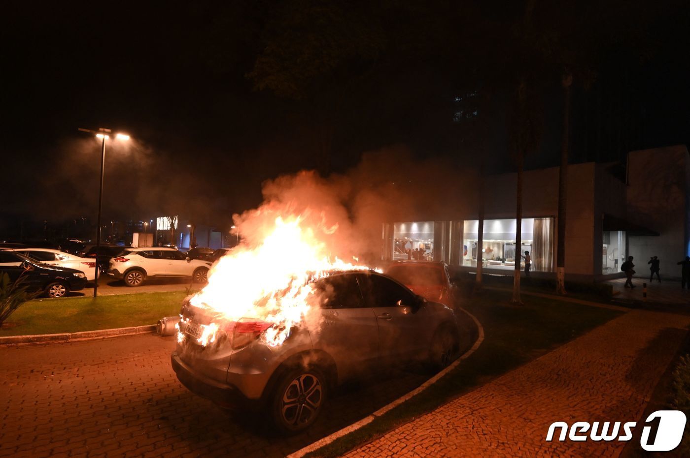 본문 이미지 - 12일(현지시간) 브라질 수도 브라질리아에서 자이루 보우소나루 대통령 지지자인 원주민 지도자가 체포된 데 반발하는 시위가 격화돼 차량에 불이 붙은 모습. 2022. 12. 12. ⓒ AFP=뉴스1 ⓒ News1 최서윤 기자
