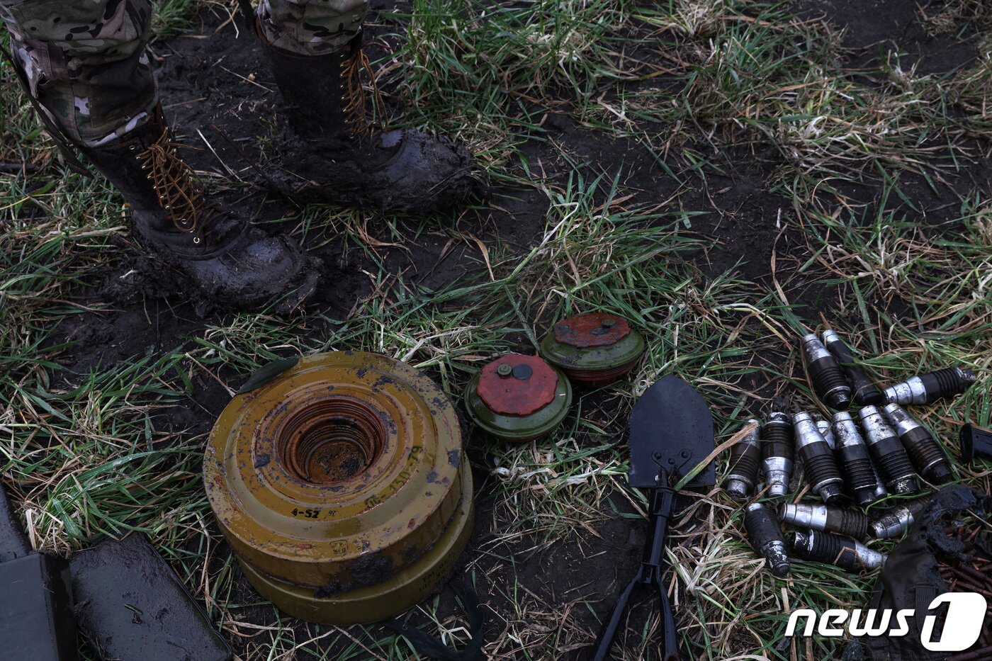 본문 이미지 - 12일(현지시간) 우크라이나 도네츠크 북부에서 우크라이나군 지뢰제거대가 발견한 지뢰의 잔해들. 22.12.12 ⓒ 로이터=뉴스1 ⓒ News1 김예슬 기자