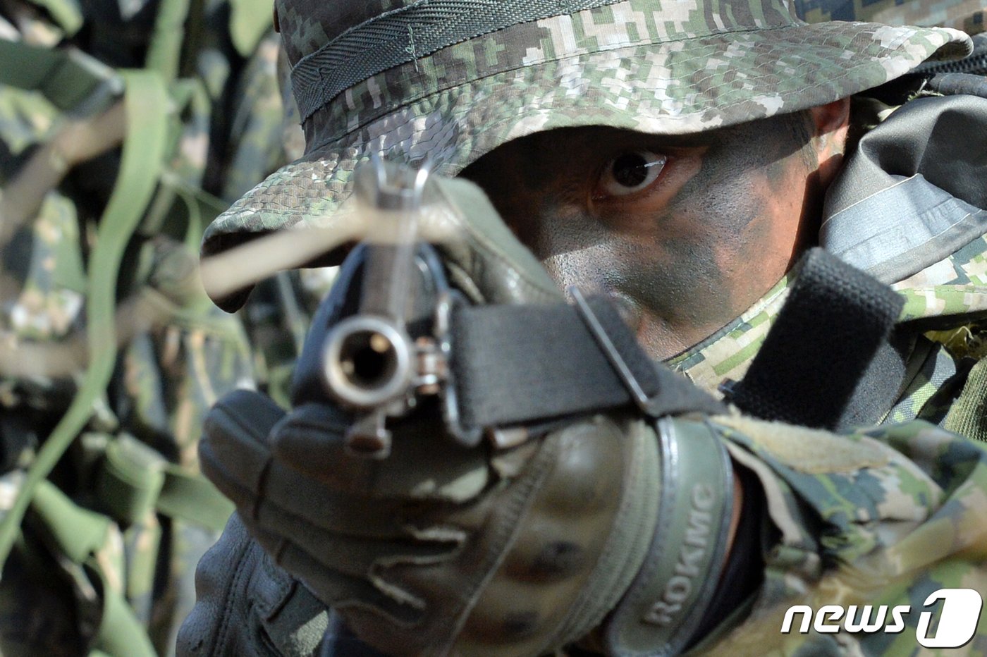 본문 이미지 - 해병대 수색대원들이 13일 오후 경북 포항시 남구 장기면 수성사격장 인근 야산에서 가상의 적진으로 침투한 후 적진을 정조준하고 있다..2022.12.13/뉴스1 ⓒ News1 최창호 기자