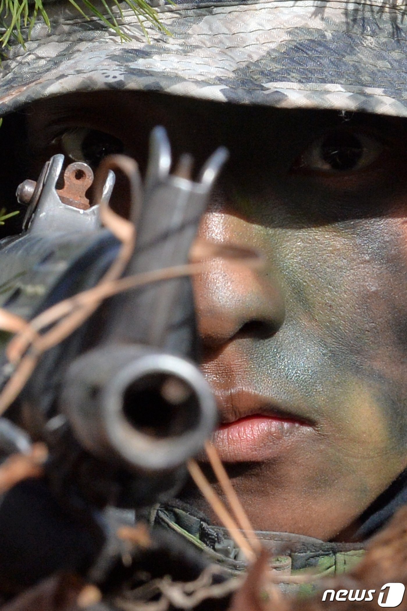 본문 이미지 - 해병대 수색대원들이 13일 오후 경북 포항시 남구 장기면 수성사격장 인근 야산에서 가상의 적진으로 침투한 대원들이 적진을 정조준하고 있다..2022.12.13/뉴스1 ⓒ News1 최창호 기자