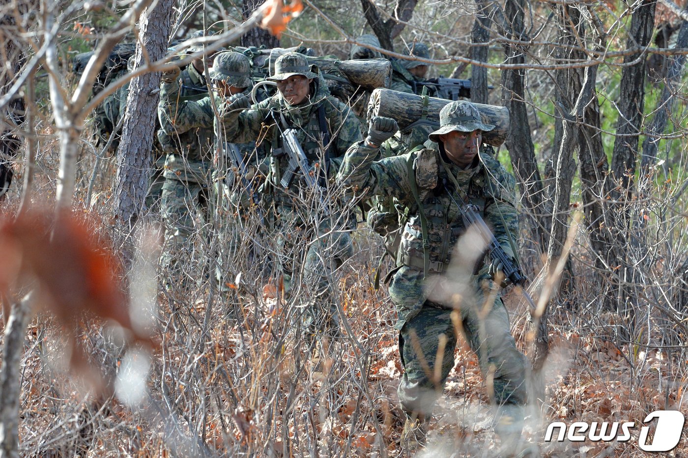 본문 이미지 - 해병대 수색대원들이 13일 오후 경북 포항시 남구 장기면 수성사격장 인근 야산에서 가상의 적진으로 침투하는 훈련을 실시하고 있다..2022.12.13/뉴스1 ⓒ News1 최창호 기자
